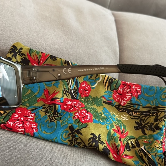 Smith Evolve Black Sunglasses with Floral Pouch - Picture 3 of 5